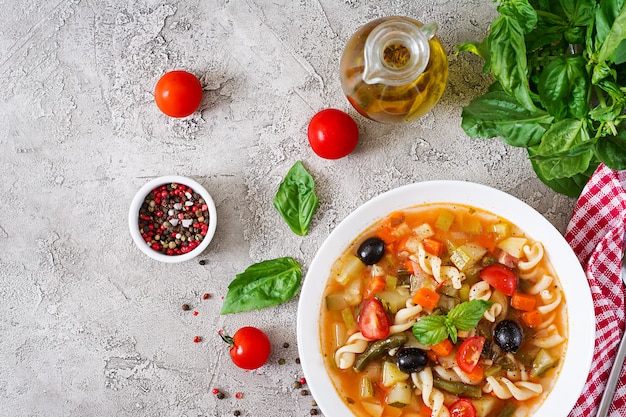 Foto gratuita minestrone, zuppa di verdure italiana con pasta. cibo vegano. vista dall'alto. disteso.