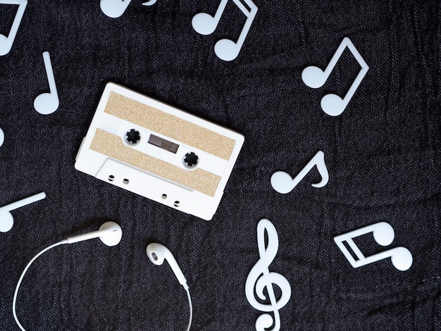 Free photo minimalistic white cassette tape wit musical notes around