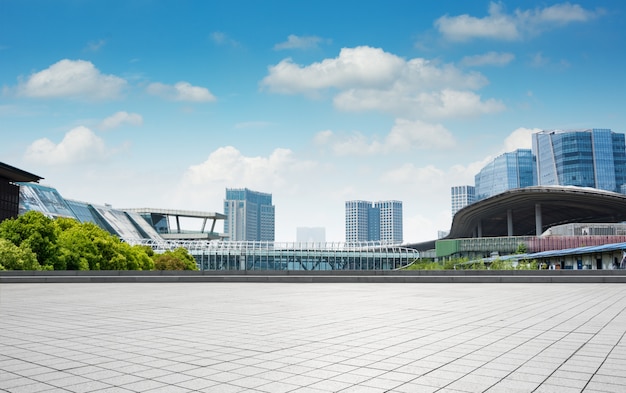 Free photo modern business building with glass wall from empty floor