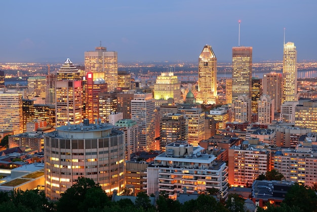 Free photo montreal at dusk with urban skyscrapers viewed from mont royal