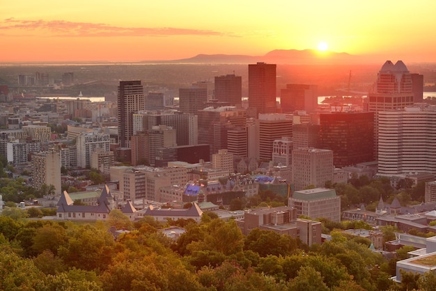 Free photo montreal sunrise silhouette viewed from mont royal with city skyline in the morning