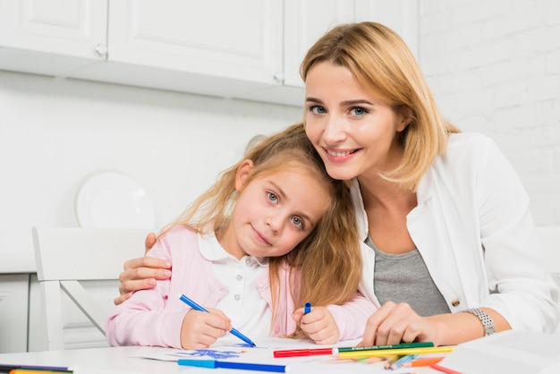 Free photo mother and daughter painting togehter