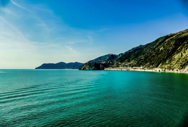 Free photo mountain in front of the water in italy