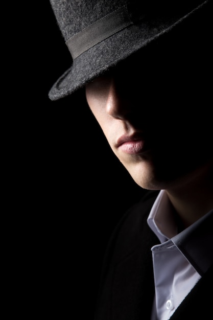 Free photo mysterious man in hat