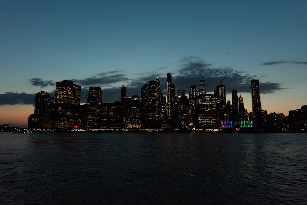 Free photo new york city skyline at night