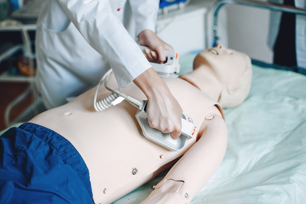 Foto gratuita infermiera con una attrezzatura medica. la donna esegue le procedure nel reparto.