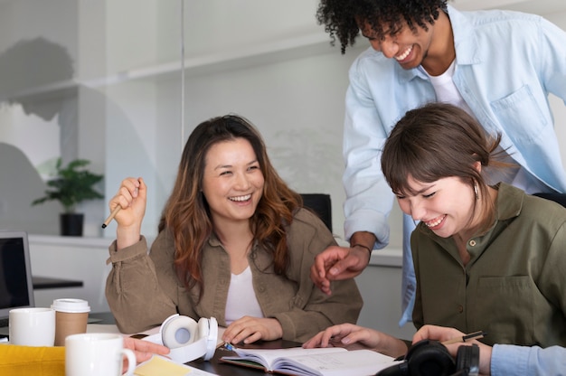 Foto gratuita impiegati che lavorano insieme come una squadra