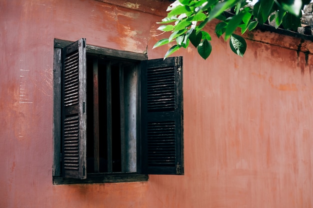 Free photo old window and pink wall in hoi an, vietnam