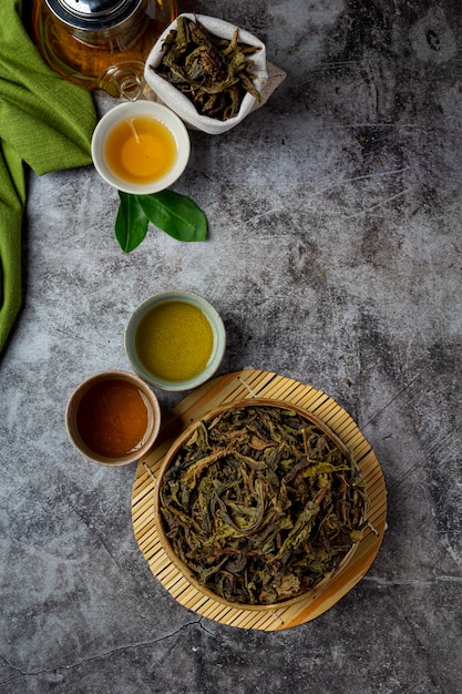 Free photo oolong green tea in a teapot and bowl.