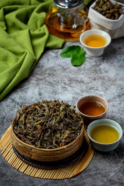 Free photo oolong green tea in a teapot and bowl.