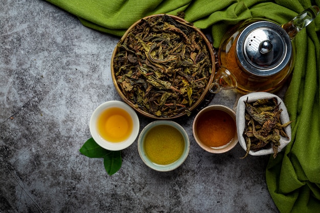 Free photo oolong green tea in a teapot and bowl.