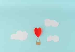 Free photo paper cut of heart hot air balloons for valentine's day celebrat