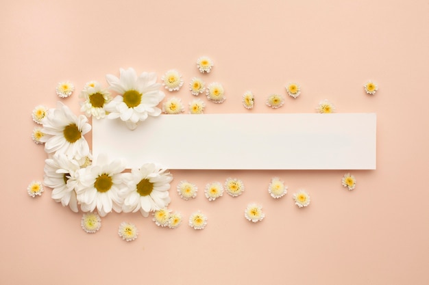 Free photo paper sheet with blooming flowers