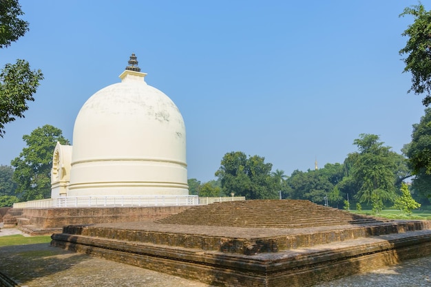 Free Photo parinirvana stupa and temple kushinagar india