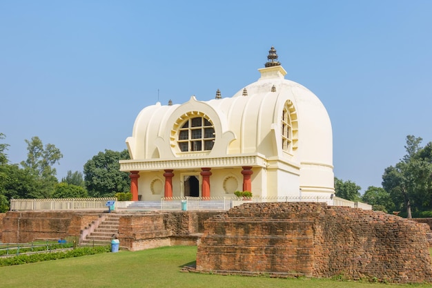 Free Photo parinirvana stupa and temple kushinagar india