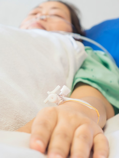 Free photo a patient is receiving medication via intravenous therapy