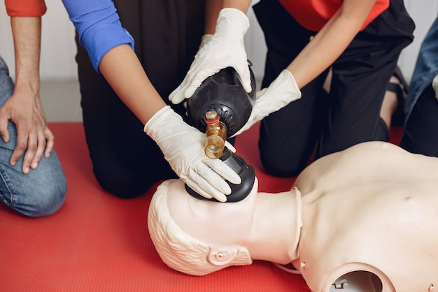 Foto gratuita le persone praticano la medicina