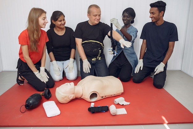 Foto gratuita le persone praticano la medicina