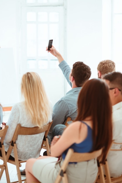 Foto gratuita le persone alla riunione d'affari nella sala conferenze.