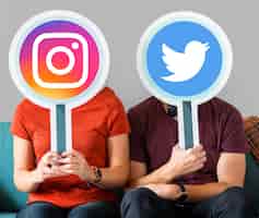 Foto gratuita persone in possesso di icone social media