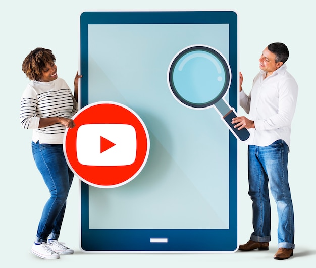 Foto gratuita persone in possesso di un'icona di youtube e un tablet