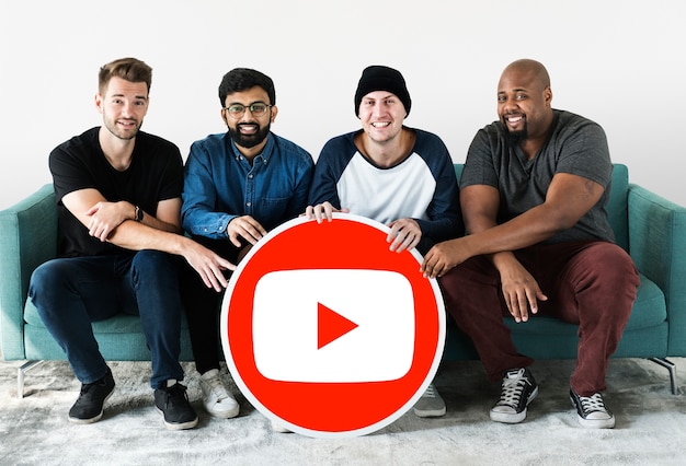 Foto gratuita persone in possesso di un'icona di youtube