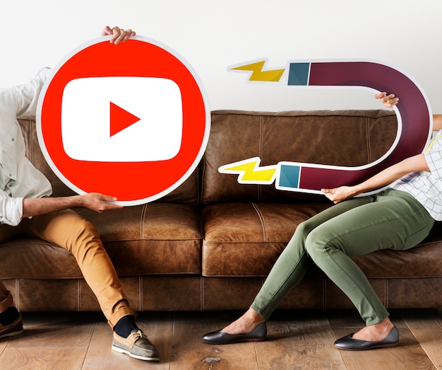 Foto gratuita persone in possesso di un'icona di youtube