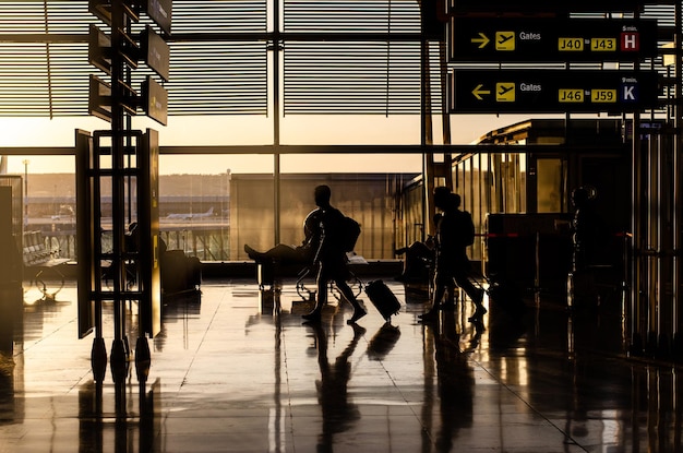 Foto gratuita persone che camminano all'interno di un terminal dell'aeroporto