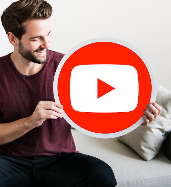 Foto gratuita persona in possesso di un'icona di youtube