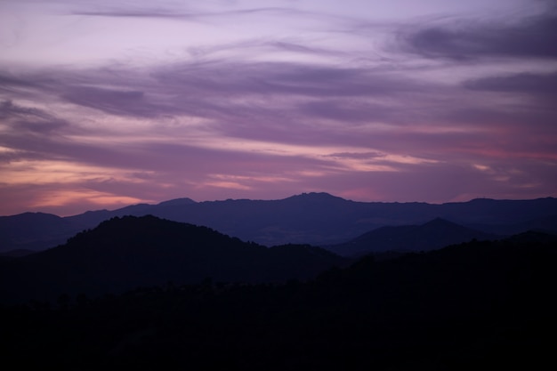 무료 Photo 산들과 분홍색 흐리게 하늘