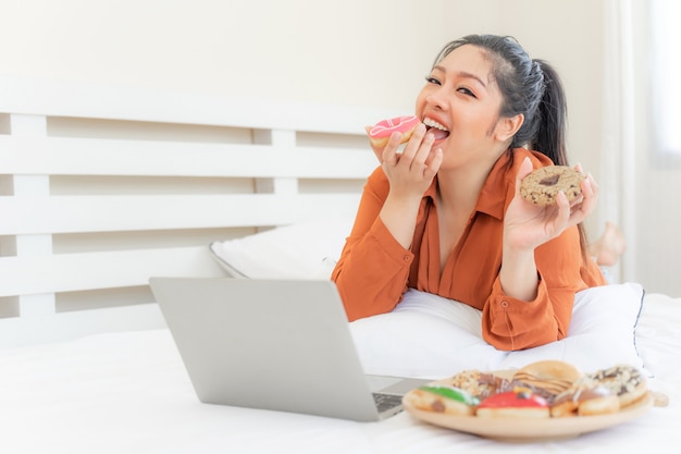 Free photo portrait beautiful plump young woman joy of eating junk food