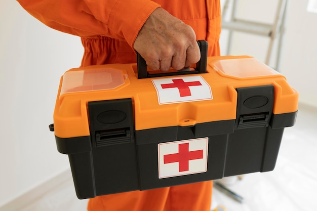 Foto gratuita uomo del ritratto con equipaggiamento di protezione di sicurezza e kit di pronto soccorso