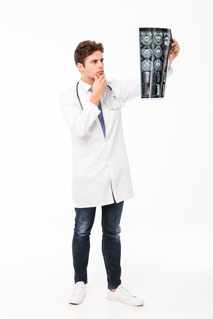 Free photo portrait of a oensive young male doctor