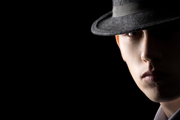 Free photo portrait of young man in hat