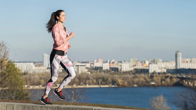 Free photo portrait of young woman running outdoor