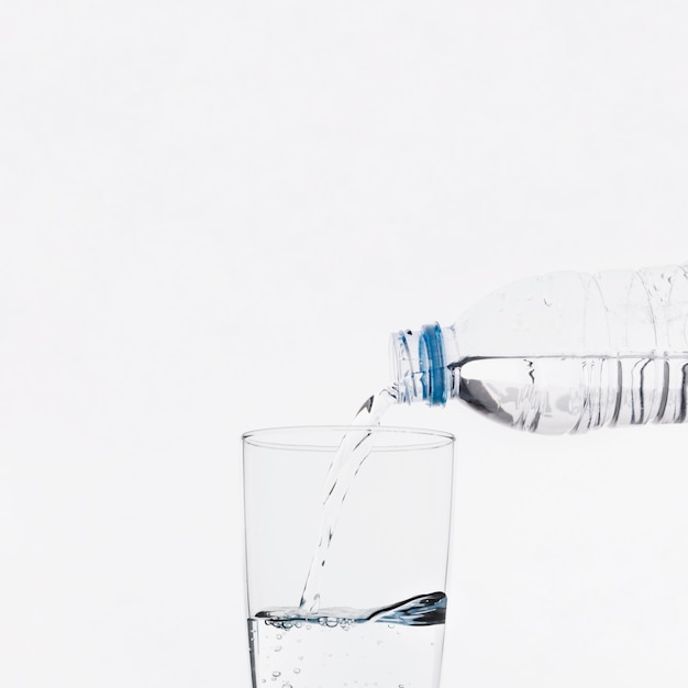 Free photo pouring water into glass