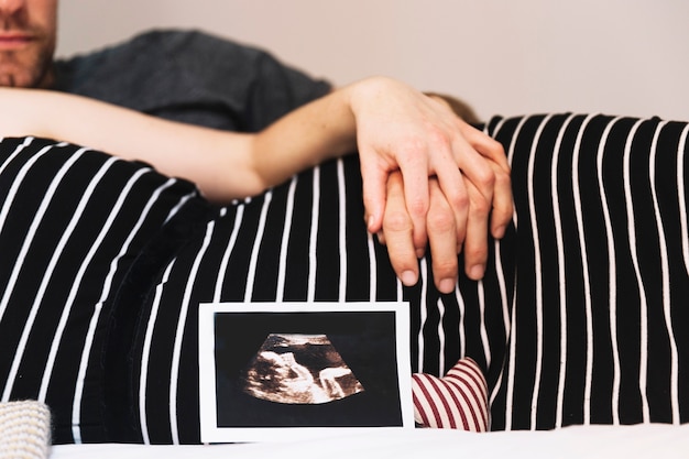 Free photo pregnant woman with husband and ultrasound