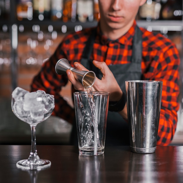 Free photo preparing a refreshing cocktail in a bar