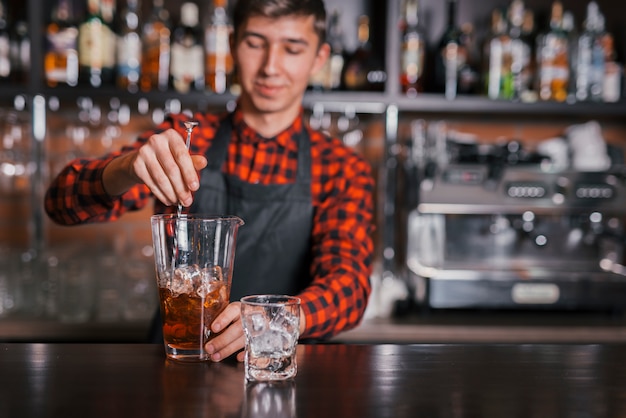 Foto gratuita preparare un cocktail rinfrescante in un bar