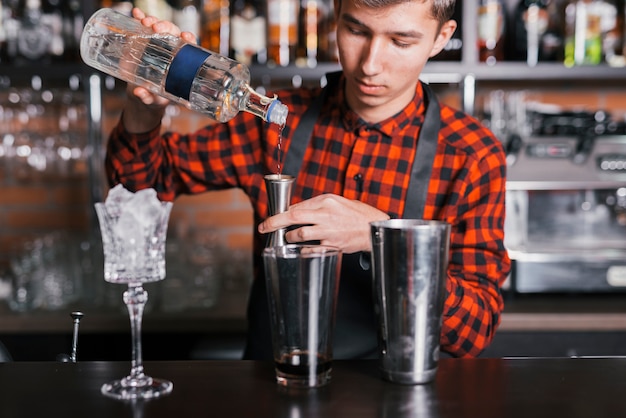 Free photo preparing a refreshing cocktail in a bar