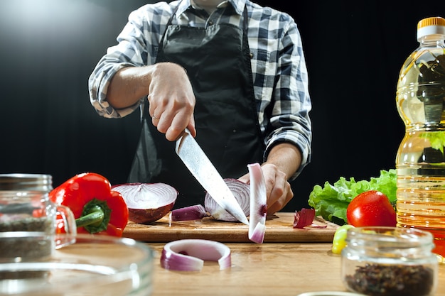 Free photo preparing salad. female chef cutting fresh vegetables. cooking process. selective focus