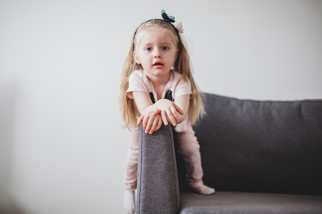 Free photo pretty girl posing on the couch