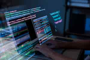 Foto gratuita sfondo di programmazione con persona che lavora con i codici sul computer