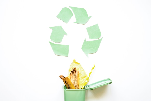 Free Photo recycle symbol with garbage bin