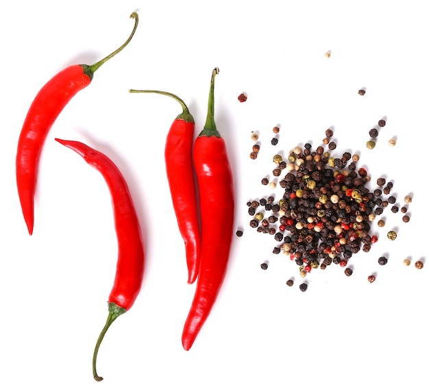 Free photo red chili peppers and peppercorns