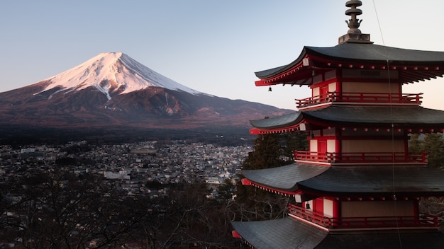 Free photo red chureito pagoda in japan, with mount fuji behind