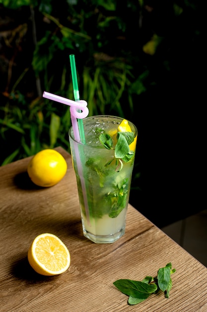 Foto gratuita limonata rinfrescante con limone e menta