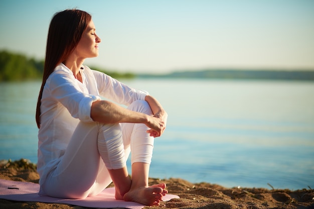 Foto gratuita relaxed donna godendo il mare