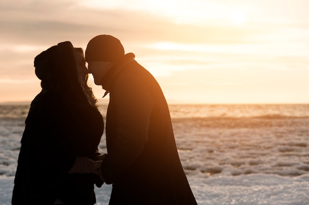 Free photo romantic senior couple at the beach