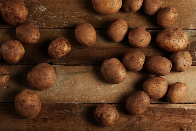 Free photo rustic unpeeled potatoes on a desks